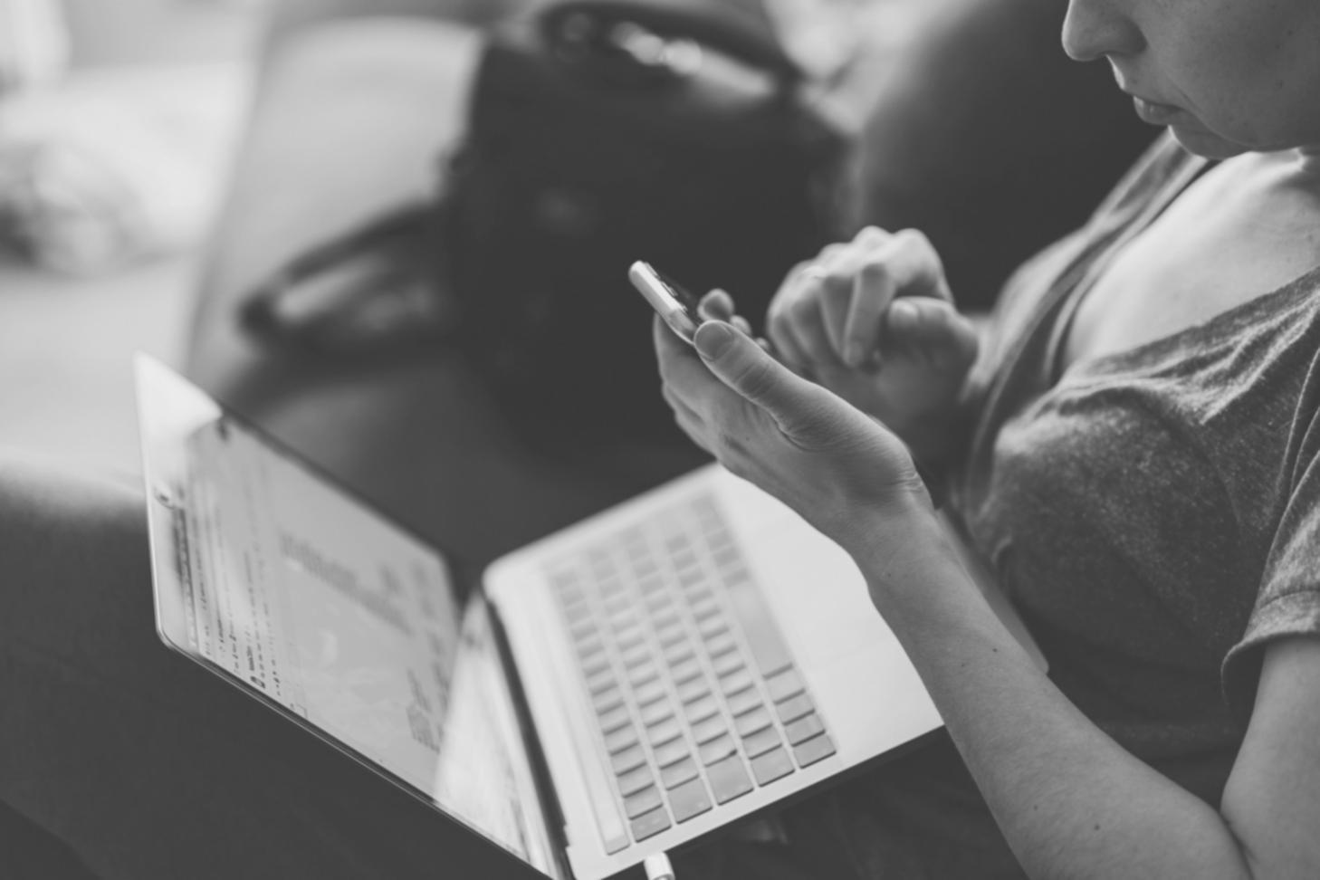 Studierende bei der gemeinsamen Analyse von Geschäftsdaten am Laptop